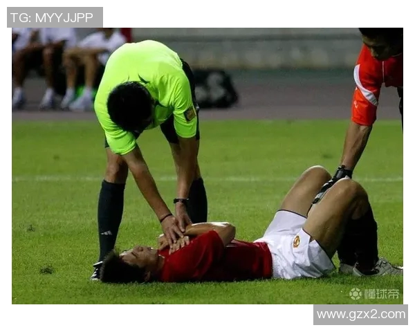 足球明星与毛巾的趣味瞬间揭示他们生活中的另一面